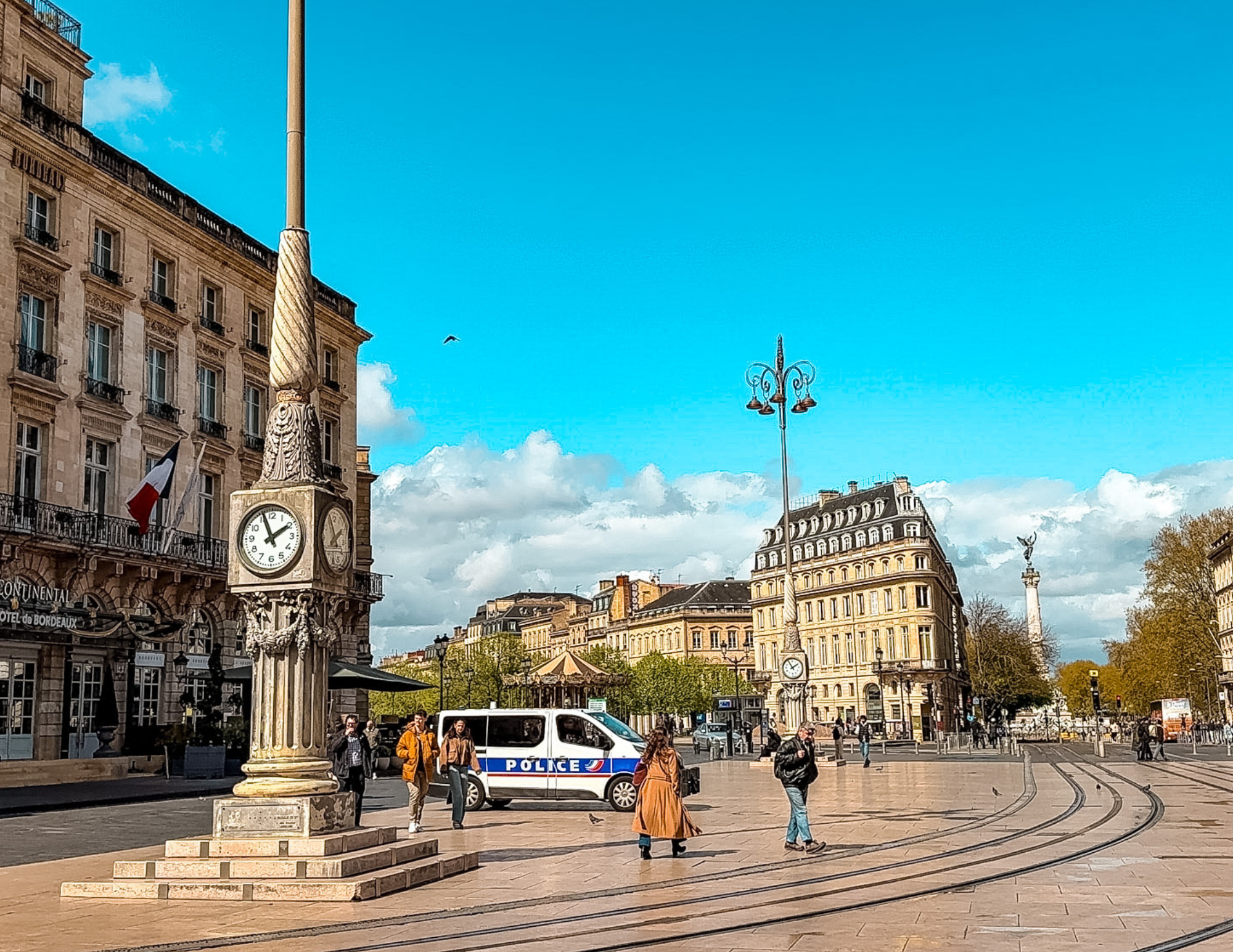 Bordeaux Travel Guide (4).png